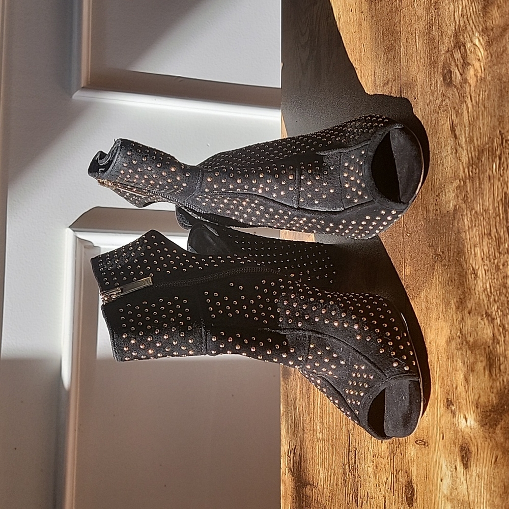 Jessica Simpson peep-toe stud platforms 6W